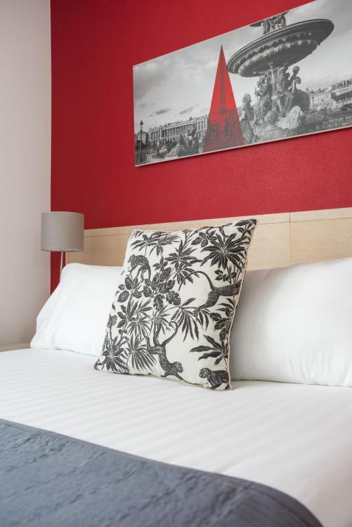 Ein Bett oder Betten in einem Zimmer der Unterkunft Hotel Le Richemont