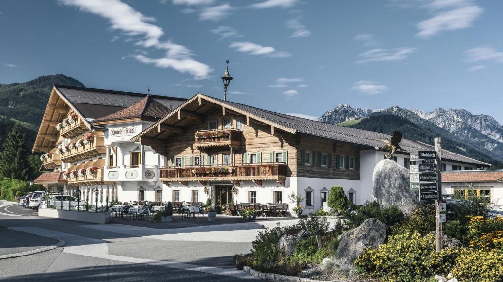 Nespecifikovaný výhled na hory nebo výhled na hory při pohledu z hotelu