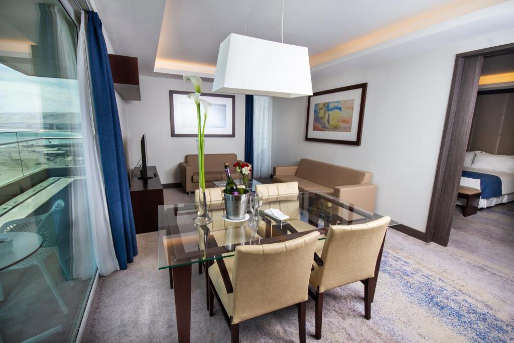 Ruang duduk di Antay Hotel & Spa