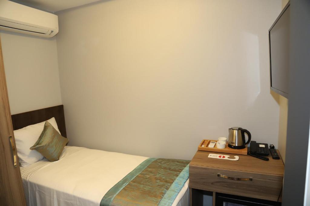 Postel nebo postele na pokoji v ubytování Grand Kavi Hotel