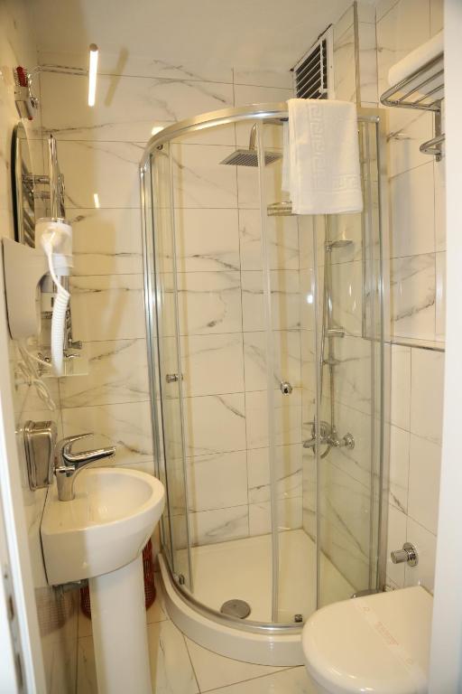 Koupelna v ubytování Grand Kavi Hotel