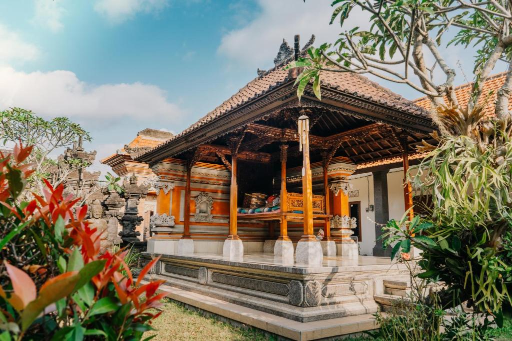 a temple in the garden of a resort at Rahayu Guest House Ubud in Ubud