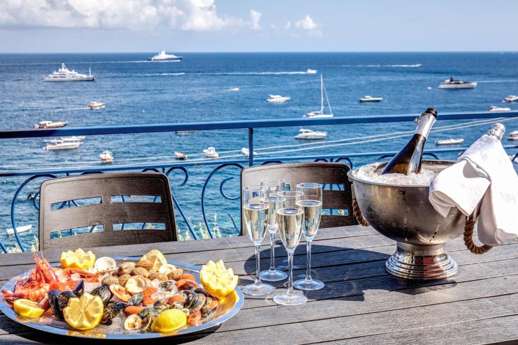 un plato de comida en una mesa con vistas al océano en RELAIS TRITONE, en Nerano