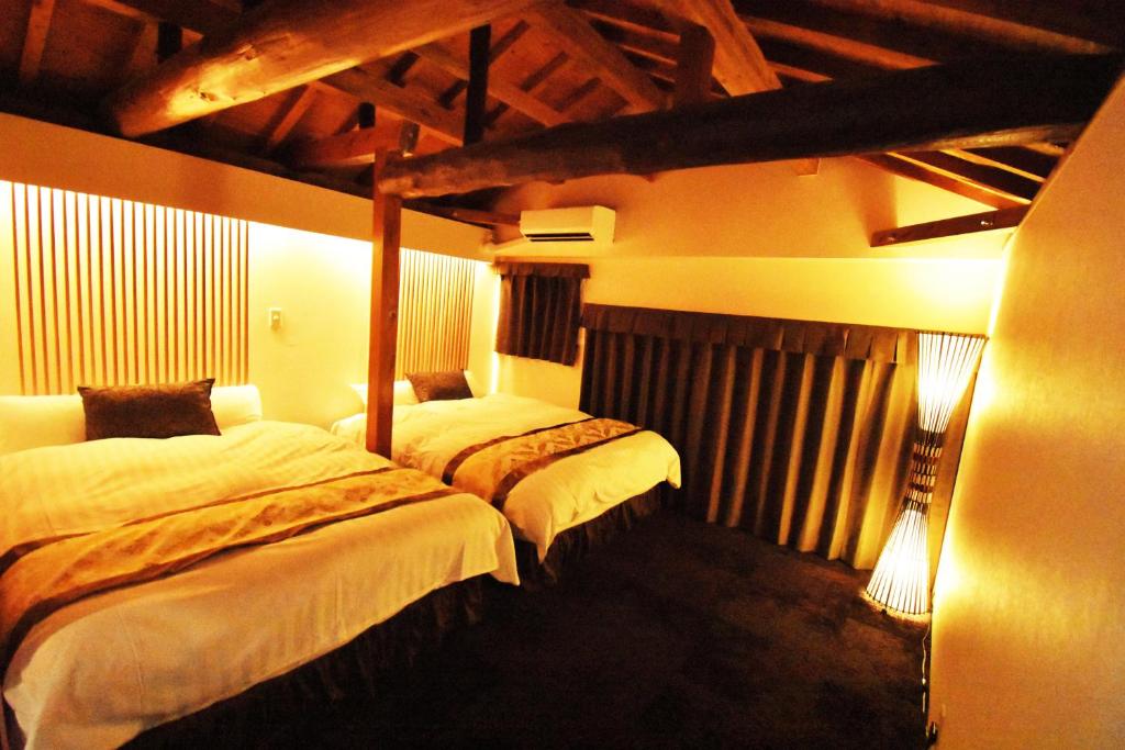 1 dormitorio con 2 camas en una habitación en Ranjatai Premium, en Nara