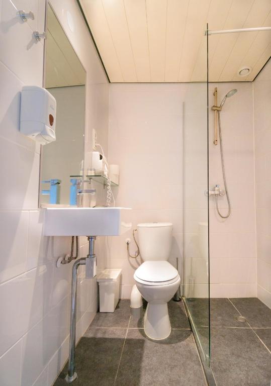 Un baño de Sparks Hostel