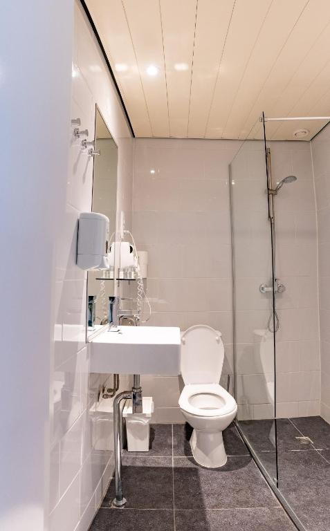 Un baño de Sparks Hostel