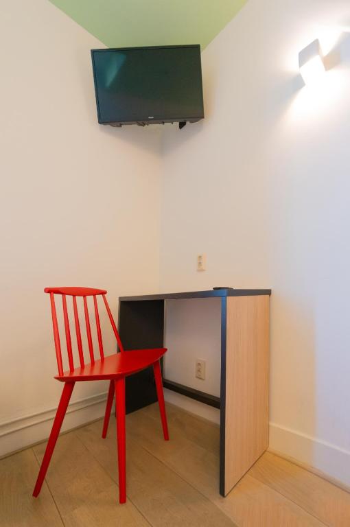 Una televisión o centro de entretenimiento en Sparks Hostel