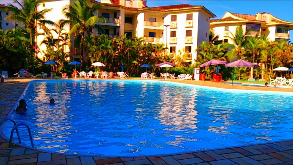 una gran piscina frente a un hotel en Apto Wembley Tenis Praia Toninhas Ubatuba, en Ubatuba