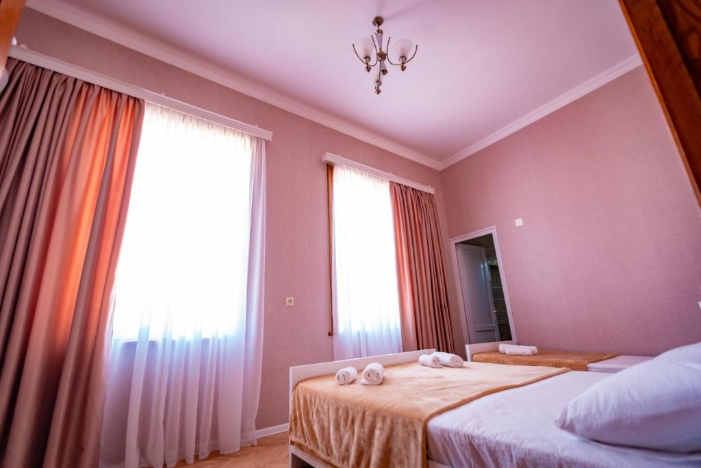 Postel nebo postele na pokoji v ubytování Boutique Hotel Talaveri In Telavi