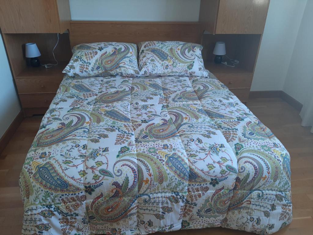 A bed or beds in a room at Precioso apartamento