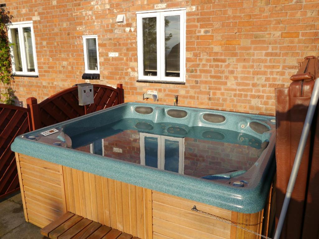 Juliet Cottage HOT TUB Sleeps 3 Singles or Double, Stratford-upon-Avon –  Updated 2023 Prices