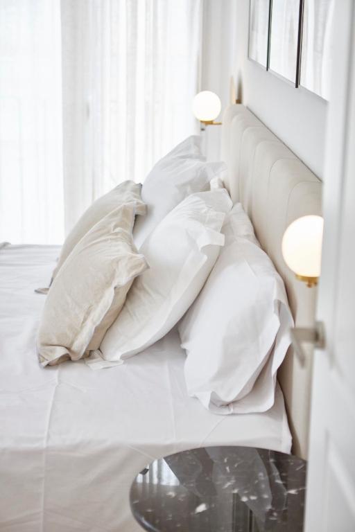 A bed or beds in a room at Apartamentos La Bola Suite