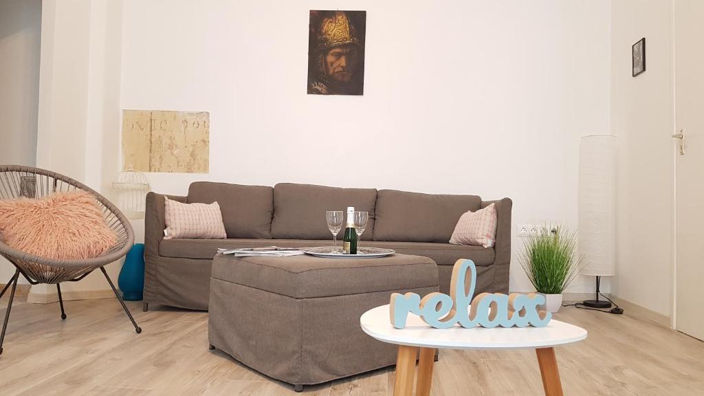 sala de estar con sofá y mesa en Előkapu Apartman en Sopron