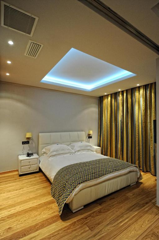 ein Schlafzimmer mit einem großen Bett und einer Decke in der Unterkunft Hotel Iliana in Filippiada