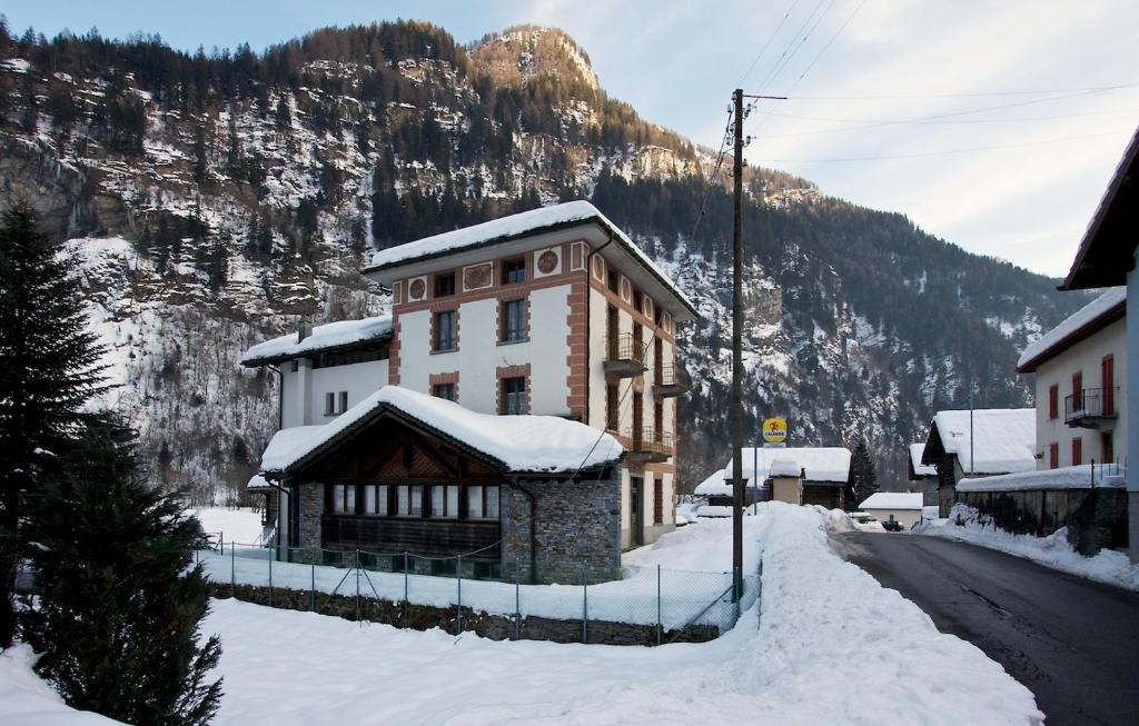 Nespecifikovaný výhled na hory nebo výhled na hory při pohledu z hotelu