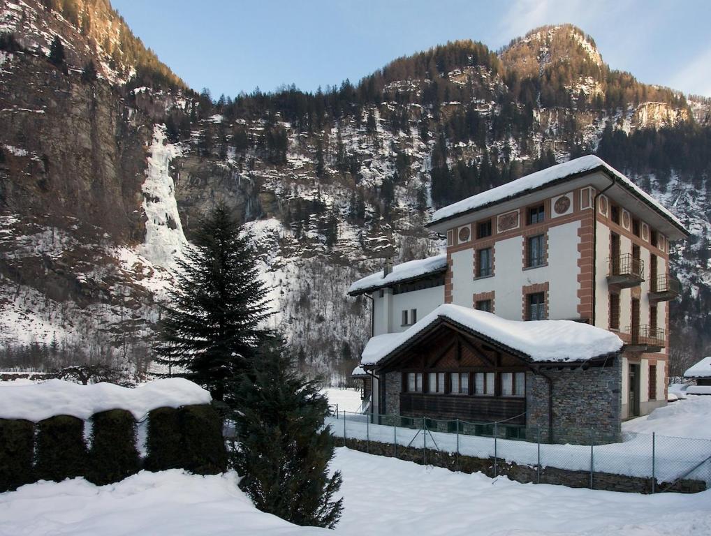 Nespecifikovaný výhled na hory nebo výhled na hory při pohledu z hotelu