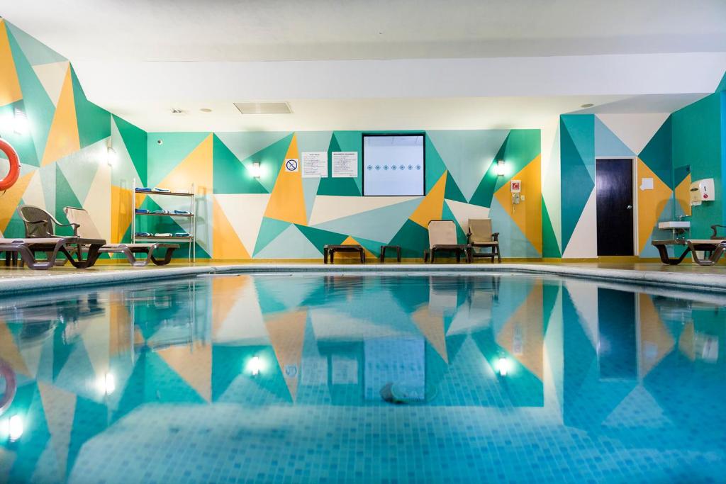 Bazén v ubytování Excellence Express & Suites nebo v jeho okolí