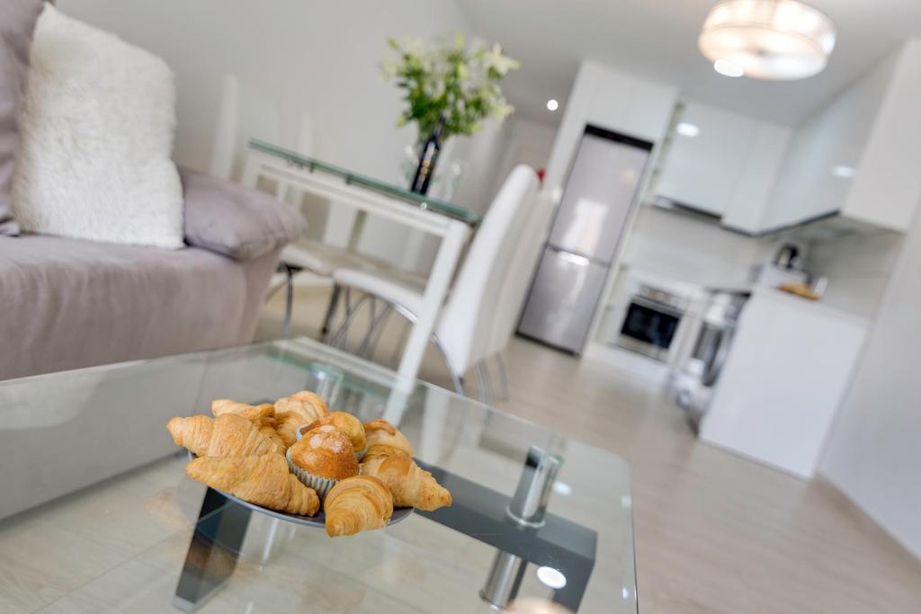 una mesa de cristal con dos panes encima en Apartamento Pinada Beach- La Mata, en La Mata