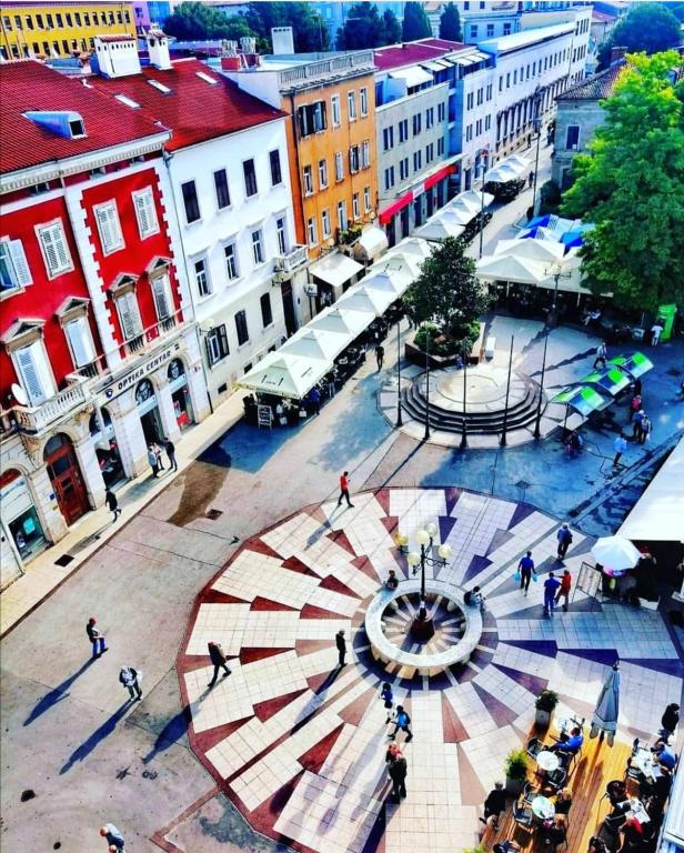 Fran Center Apartments (Square) - 1