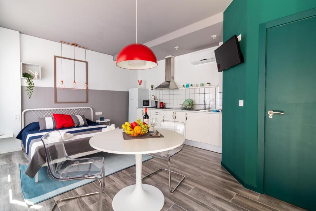Apartamentos Navío في فالنسيا: مطبخ وغرفة معيشة مع طاولة