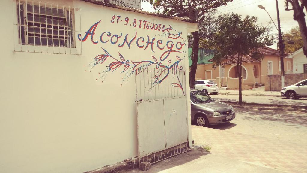 un edificio con graffiti a un lado en Aconchego em Garanhuns, en Garanhuns