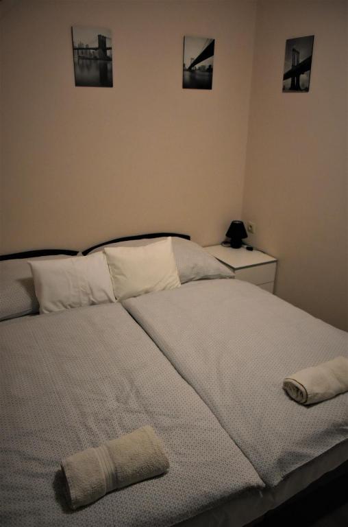 Posteľ alebo postele v izbe v ubytovaní Óvár Apartman