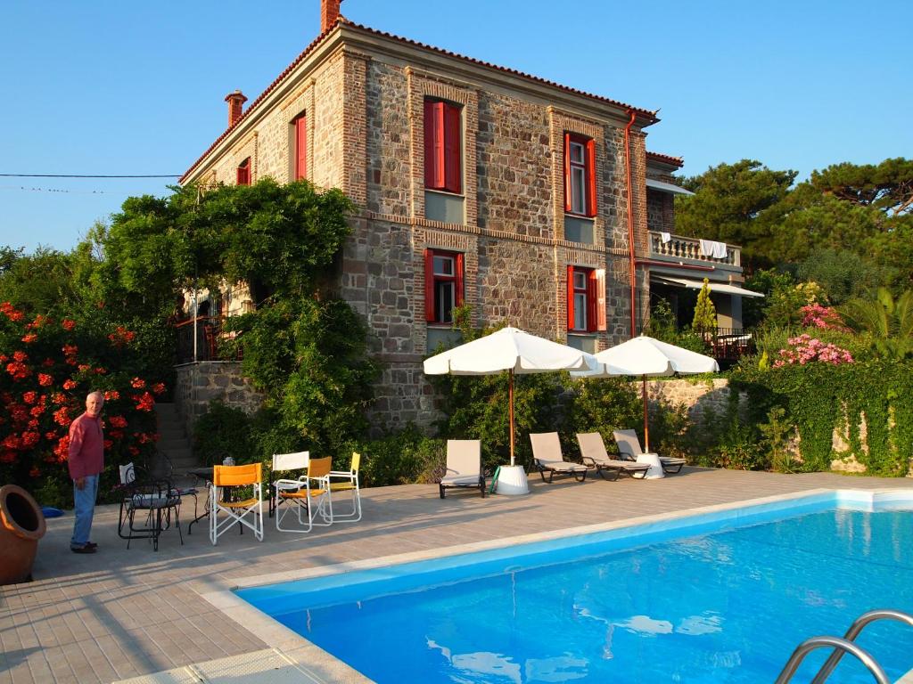 Bazén v ubytování Molyvos Manor nebo v jeho okolí
