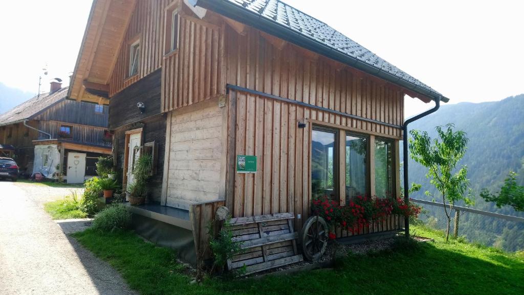 ein kleines Haus an der Seite eines Berges in der Unterkunft Troadkasten Hollnhof in Donnersbach