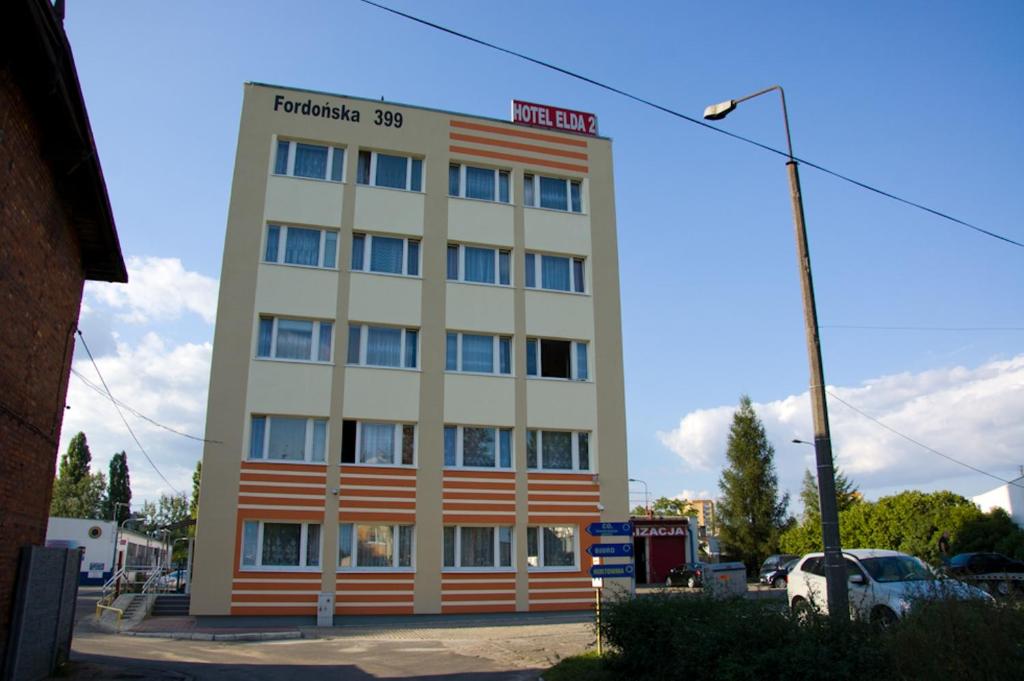 un edificio con un cartel en la parte delantera en Hotel Elda 2, en Bydgoszcz