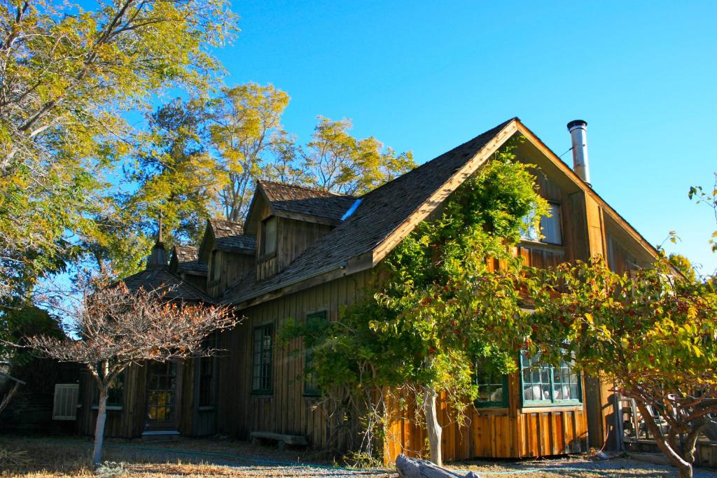 una casa de madera con techo de gambrel en Old Pioneer Garden Country Inn en Unionville