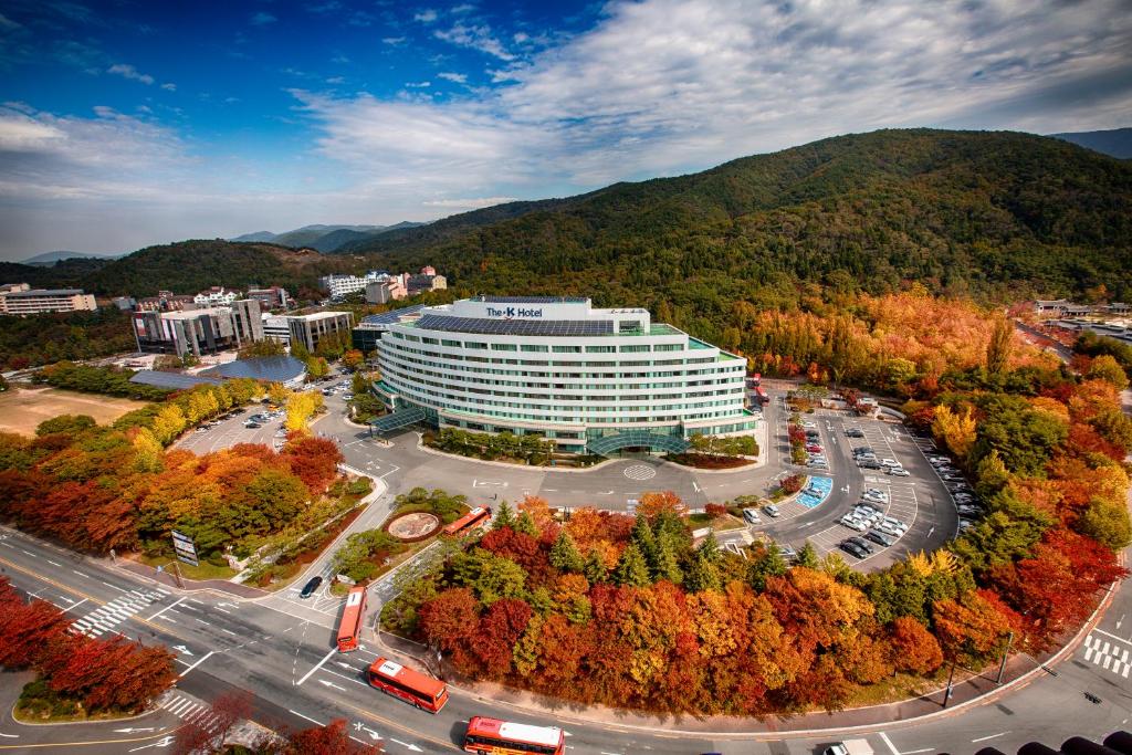 eine Luftansicht eines Gebäudes in einer Stadt in der Unterkunft The K Hotel Gyeongju in Gyeongju