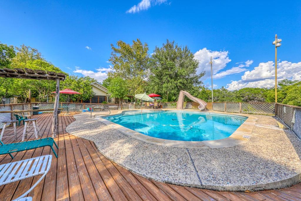 una gran piscina en una terraza con una terraza de madera en Bumblebee Lodge, en Ingram