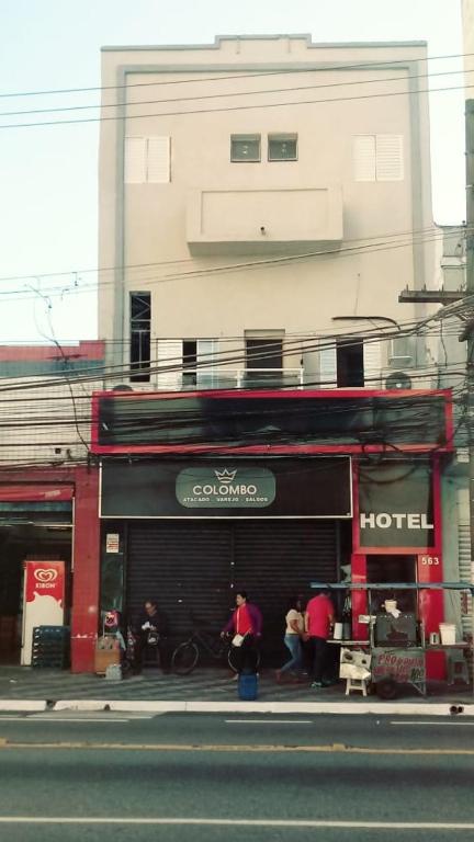 a group of people standing outside of a hotel at hotel royal brás in São Paulo