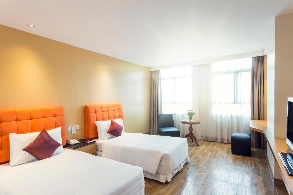 Postel nebo postele na pokoji v ubytování Fortuna Hotel Hanoi