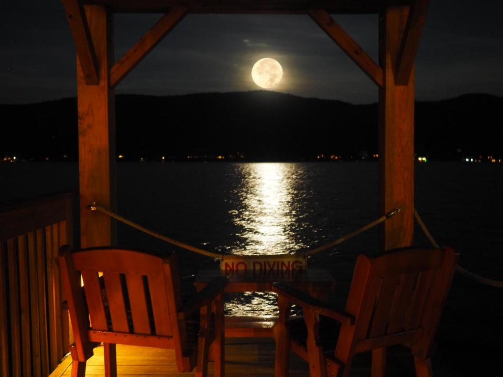 喬治湖的住宿－湖泊汽車旅館，门廊享有月亮的景致,配有2把椅子