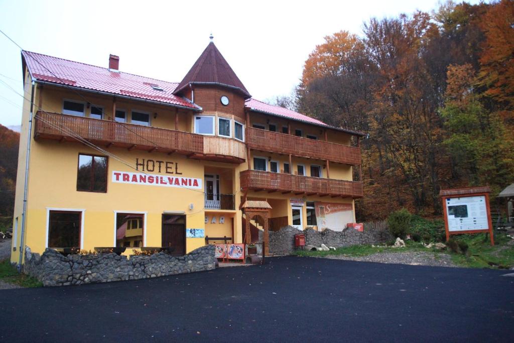 un hotel en medio de un estacionamiento en Vila Transilvania, en Balvanyos