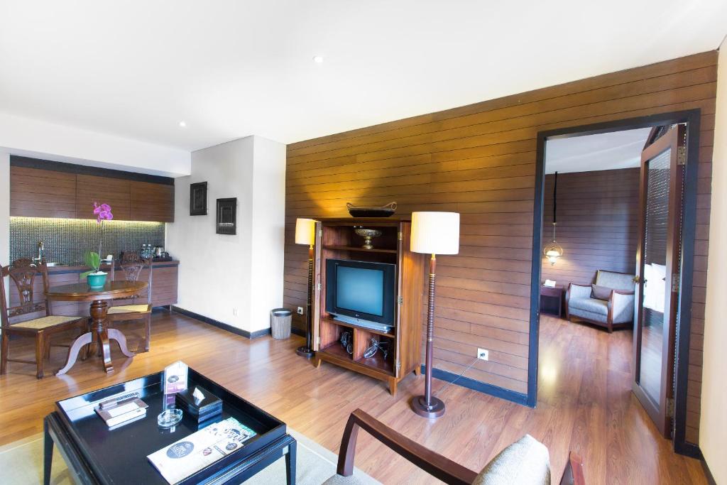 TV a/nebo společenská místnost v ubytování Gumilang Regency Hotel
