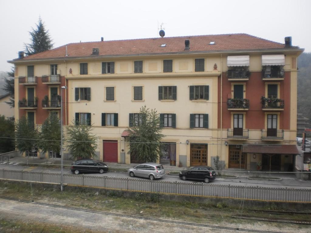 un gran edificio con coches estacionados frente a él en Cantuccio, en Cengio