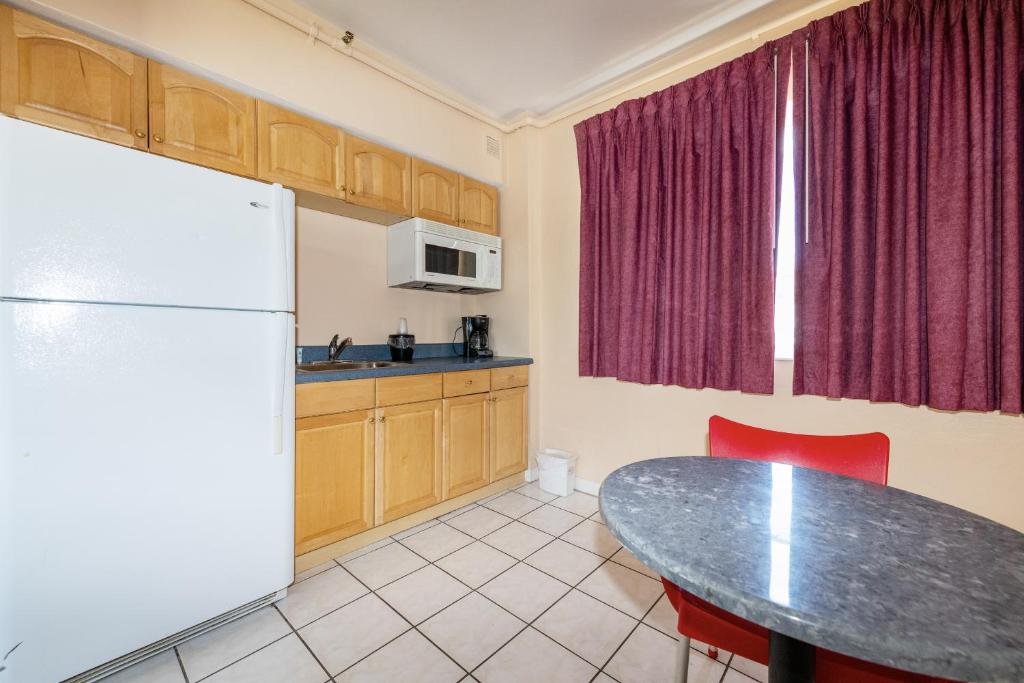 Kuchyň nebo kuchyňský kout v ubytování Ocean Beach Suites