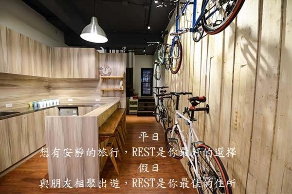 Una bicicleta colgada en una pared en una cocina en REST backpacker en Tainan