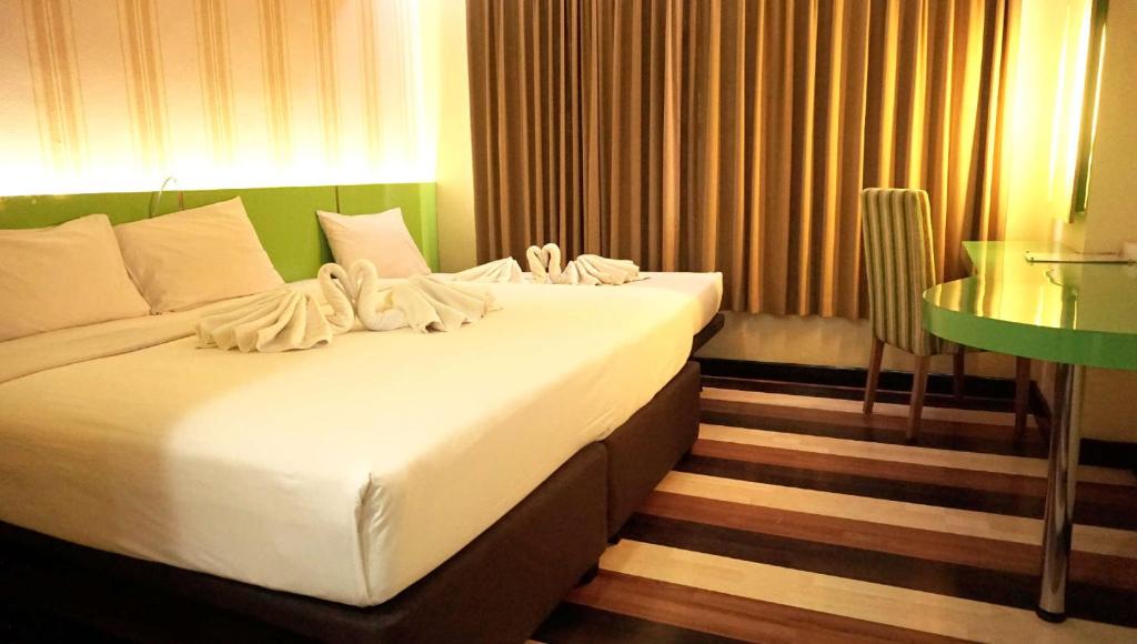 Postel nebo postele na pokoji v ubytování Pandanaran Hotel