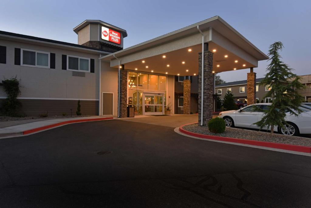 a building with a car parked in front of it at Best Western Plus Vintage Valley Inn in Zillah