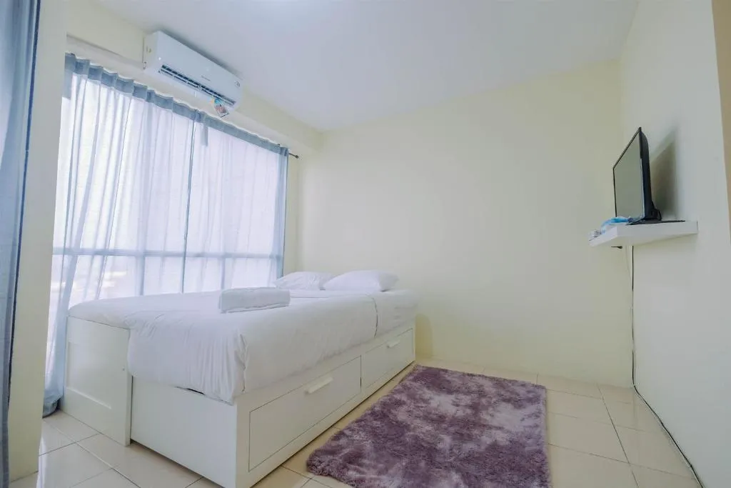 Tifolia Studio Apartment with Double Bed near LRT Station By Travelio, Jakarta, Indonezia