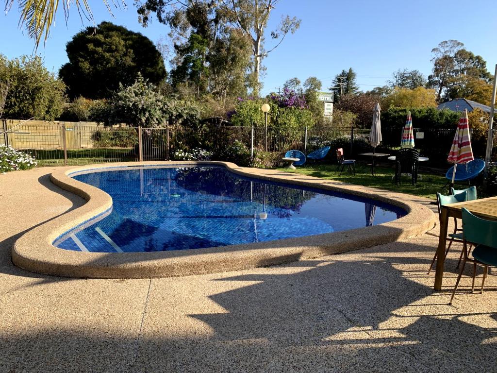 A piscina localizada em Kingswood Motel ou nos arredores