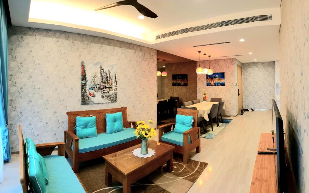 a restaurant with blue furniture and a dining room at LUXURIOUS EXQUISITE SEAVIEW PRIVATE MARINA CONDOMINIUM in Nusajaya