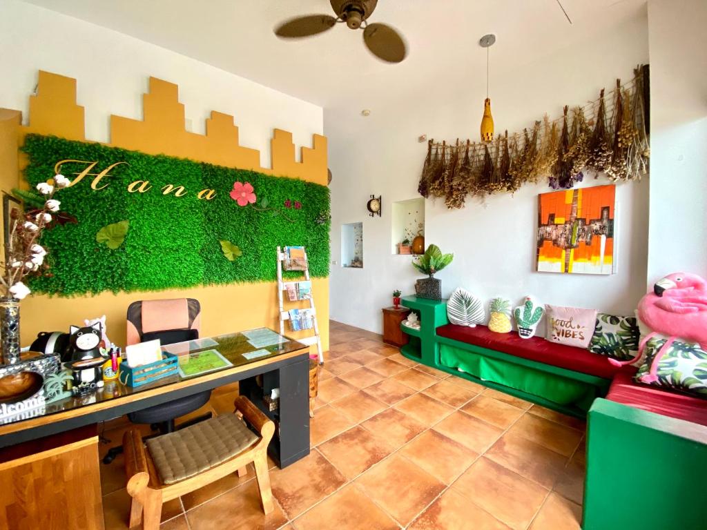 鵝鑾的住宿－Hana花宿，客房设有书桌和绿色的墙壁。