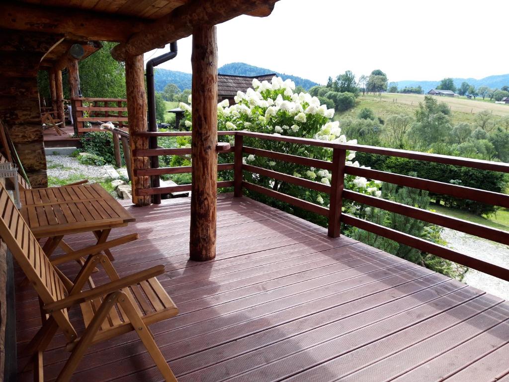 Balkon lub taras w obiekcie Wilcza Jama - domki z bali