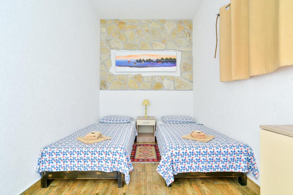 Una cama o camas en una habitación de Pataki Guesthouse