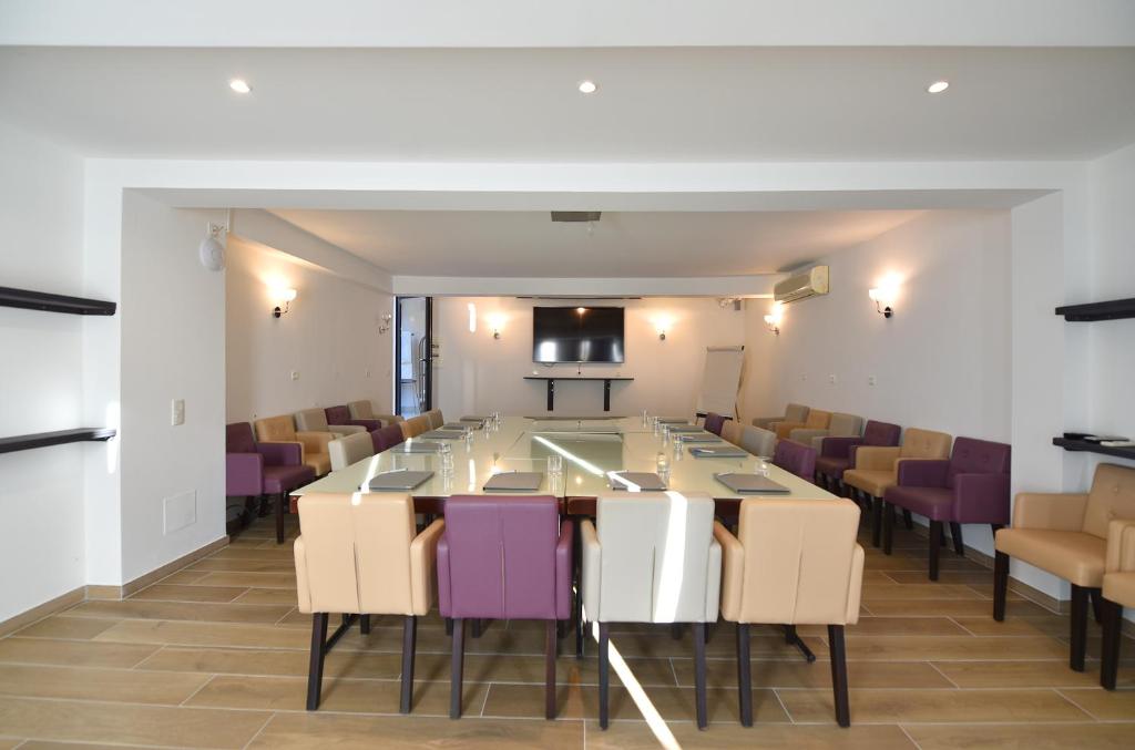 a conference room with a large table and chairs at Hôtel La Roya in Saint-Florent