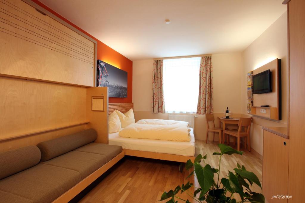 Postel nebo postele na pokoji v ubytování JUFA Hotel Grünau im Almtal
